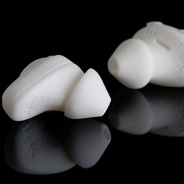 In-ear-Kopfhörer sind eine beliebte Anwendung für technische Keramik aus dem 3D-Drucker. Xjet stellt sie aus Zirkonoxid her. (Xjet)