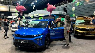 Vor allem der neue Skoda Elroq zog das Interesse der Besucher am Stand der Autohausgruppe Liebe auf der Erfurter Automesse an. (Bild: Thomas Peckruhn)