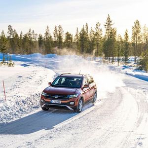 Moderne Ganzjahresreifen schlagen sich oft sehr gut auf Schnee – die Frage ist, wie oft solche Straßenbedingungen in Mitteleuropa vorkommen.(Bild:  Konstantin Tschovikov)