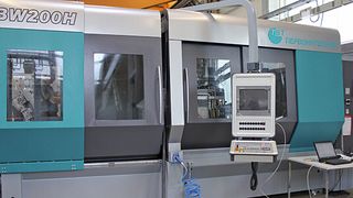 Bild 1: In der von TBT neu entwickelten Tiefbohrmaschine BW 200H sorgen besonders raumsparende Schutzabdeckungen ohne Faltenbalg für gut abgedichtete Arbeitsbereiche. (Bild: TBT)