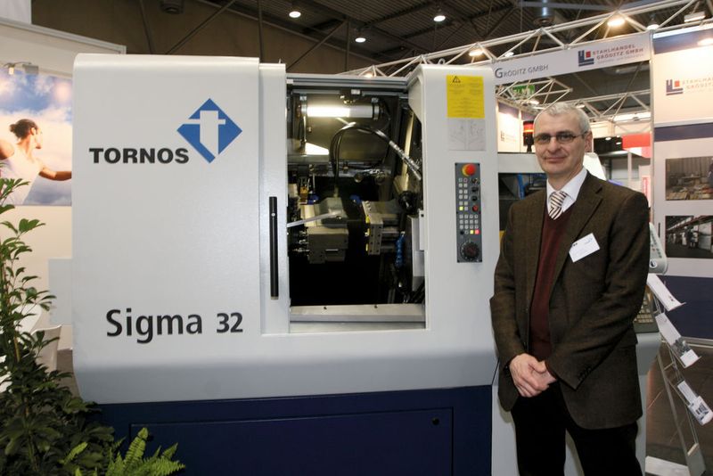 Tornos präsentierte auf der Intec die automatische Einspindeldrehmaschine Sigma 32. Jens Küttner, Geschäftsführer von Tornos Technologies Deutschland ist zufrieden mit dem Messeverlauf. (Anne Richter, SMM)