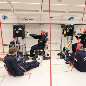 Durchführung des Exoskelett-Experiments während der Phase der Schwerelosigkeit.(Bild:  Novespace)