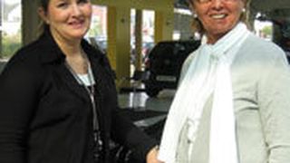 Gabi und Lore Kerkhoffs nutzen die Auto-Dispo-Plus-Karte der Santander Consumer Bank intensiv zur Kundenbindung und Ertragssteigerung. (Archiv: Vogel Business Media)