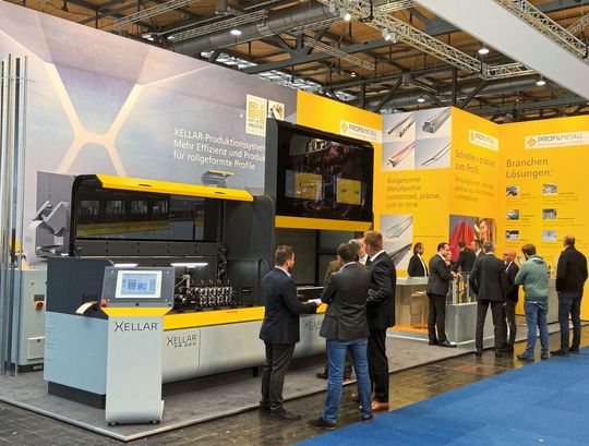 Die diesjährige Euroblech hat die Erwartungen der Profilmetall-Gruppe übertroffen. Im Bild links zwei Module der Xellar-Profilieranlage, rechts mit hochgeschobener Front das Ablängmodul „Xellar Cut“ mit energiesparender elektromechanischer Antriebseinheit. Die diesjährige Euroblech hat die Erwartungen der Profilmetall-Gruppe übertroffen. Im Bild links zwei Module der Xellar-Profilieranlage, rechts mit hochgeschobener Front das Ablängmodul „Xellar Cut“ mit energiesparender elektromechanischer Antriebseinheit.