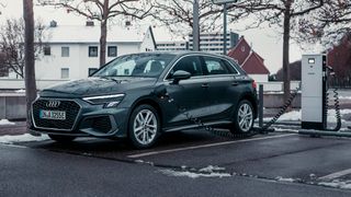 Fast jeder fünfte neue Audi in Deutschland war 2021 ein Plug-in-Hybrid. Jetzt sind Modelle mit jenem Antrieb bei den Ingolstädtern bis auf Weiteres nicht mehr bestellbar. (Bild: Audi)