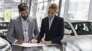 Seit dem 1.1.2022 gibt es einiges mehr zu beachten, bevor der Kaufvertrag unterzeichnet wird. (Bild: Martin Barraud/Cala Image - adobe.stock.com)