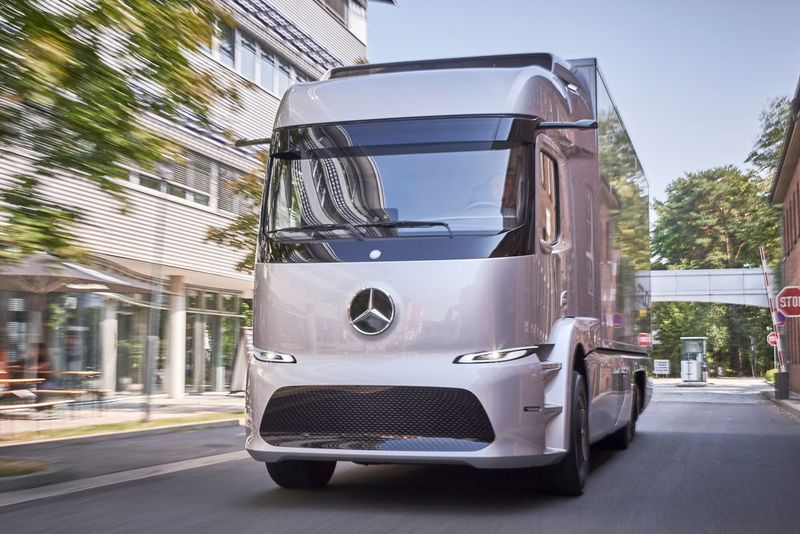 Der schwere Elektro-Lkw soll zunächst in einer niedrigen zweistelligen Stückzahl Kunden an Kunden gehen. (Daimler)