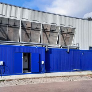 Technotrans developed this externally installed cooling system for Rymoplast as a container concept for extruder lines and peripheral systems to save space in the production hall.(Image: Technotrans)