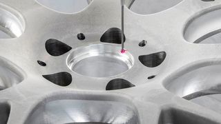 Auf einen hunderstel Millimeter genau: Um am Ende einen Felgendeckel so positionieren zu können, dass er passt, aber auch fest sitzt, ist eine exakte Nut notwendig. Dazu muss eine Felge vor der mechanischen Bearbeitung zuverlässig vermessen werden. Radhersteller BBS hat sich dafür für Funkmesstaster von Blum-Novotest entschieden. (Blum-Novotest)