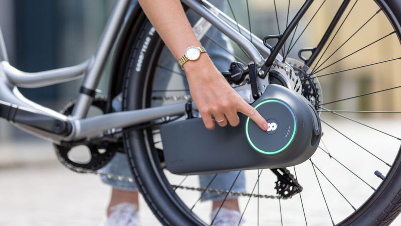 Platz 8: Fahrräder in wenigen Sekunden zum E-Bike machen – Der Antrieb von Skarper wird an der hinteren Scheibenbremse des Fahrrads angebracht. Davor muss die Scheibe gegen die von Skarper ausgetauscht werden.  (Bild: Skarper)