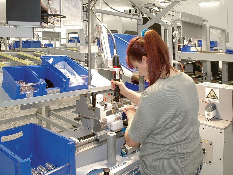 Montage des EBM-Papst-Motors an das Zeitlauf-Getriebe bei Firma Zeitlauf in Lauf an der Pegnitz. (Bild: EBM-Papst)