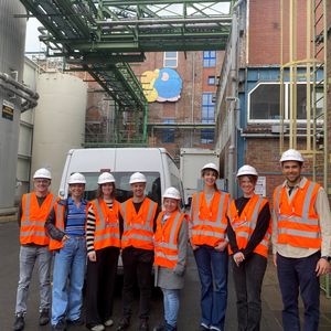 Rohstoffe entwickeln. Performance ermöglichen. Im Rahmen der „Westtour“ erhielt der WBS-Jahrgang praxisnahe Einblicke in die Herstellung hochdisperser Kieselsäuren und Silane sowie deren Bedeutung für moderne Kautschukmischungen.(Bild:  Deutsches Institut für Kautschuktechnologie e. V. (DIK))