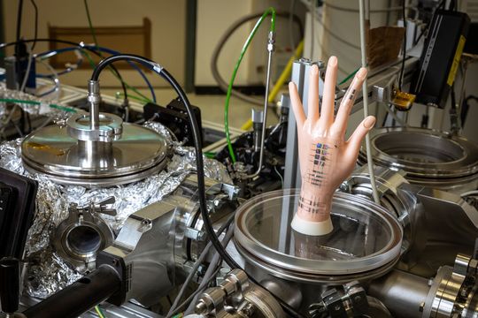 Im Rahmen ihres ERC-Projekts „SmartCore“ entwickelten Coclite und ihr Team das Drei-in-Eins-Hybridmaterial „Smartskin“, das der menschlichen Haut sehr nahe kommt. Im Rahmen ihres ERC-Projekts „SmartCore“ entwickelten Coclite und ihr Team das Drei-in-Eins-Hybridmaterial „Smartskin“, das der menschlichen Haut sehr nahe kommt.