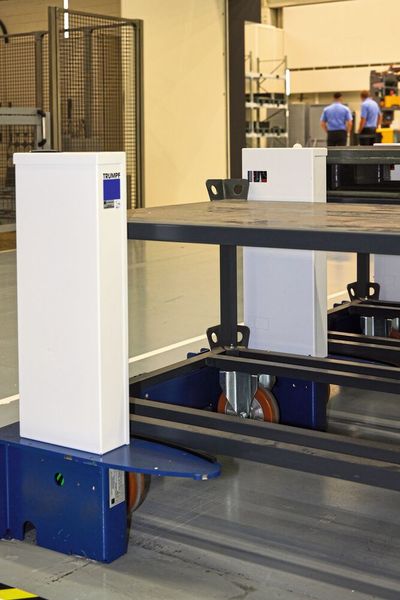 Station d'arrimage : en fonction de la commande, les AGV collectent les palettes ou chargent de nouvelles palettes sur les chariots à rouleaux stationnés dans la station d'accueil. (Source : Leuze AG)