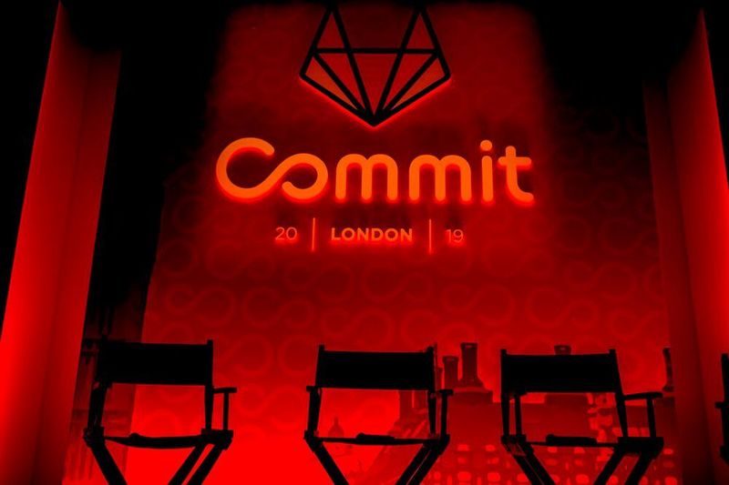 Auf der Bühne des GitLab Commit London hielten unter anderem Vertreter von Porsche und Siemens ihre Präsentionen. (GitLab)