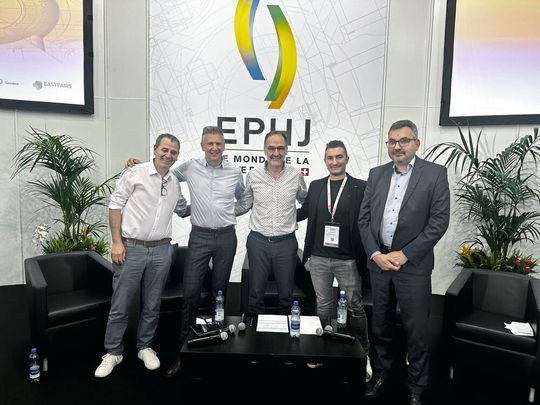 Les participants à la table ronde, de gauche à droite : Nabil Ouerhani (HE-Arc), Didier Mathieu (Matthey Décolletages), Stéphane Poggi (Microcity), Alban Romano (We are Team) et Pierre Falbriard (Louis Bélet).(Source :  Margaux Pontieu)