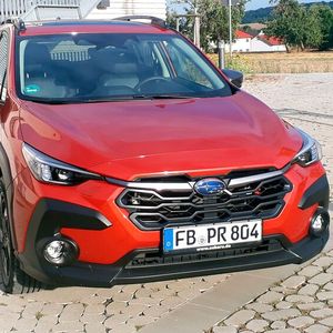 Die LED-Scheinwerfer bieten serienmäßig ein Kurvenlicht, wobei die Scheinwerfer tatsächlich abhängig vom Lenkwinkel geschwenkt werden und in Kurven hineinleuchten. Ein Fernlichtassistent blendet automatisch auf und ab, einzelne Fahrzeuge kann er jedoch nicht ausblenden. Außerdem gibt es ein integriertes Abbiegelicht und – man höre und staune –  eine Scheinwerferreinigungsanlage.(Bild:  Dominsky – VCG)