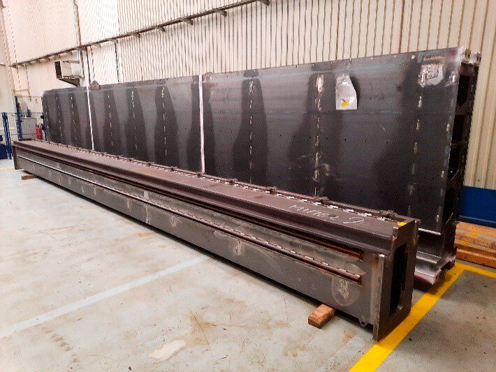 Bei der Konstruktion der neuen Regalbediengeräte Performance von Gilgen Logistics haben die Schweizer es geschafft, enorm Gewicht zu sparen. Das sieht man hier beim Vergleich der Mastdimensionen eines herkömmlichen RBG (hinten) mit dem für ein Performance-RBG (vorne).  (Bild: Gilgen Logistics)