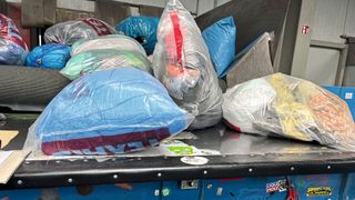 Die Textilsortieranlage ist in mehrere Bereiche unterteilt und kombiniert automatische sowie 
manuelle Stationen, die von Anlagenbedienern und Mitarbeitern betrieben werden, um die 
verschiedenen Sortiervorgänge durchzuführen.  (Bild: Rex Automatisierungstechnik GmbH)