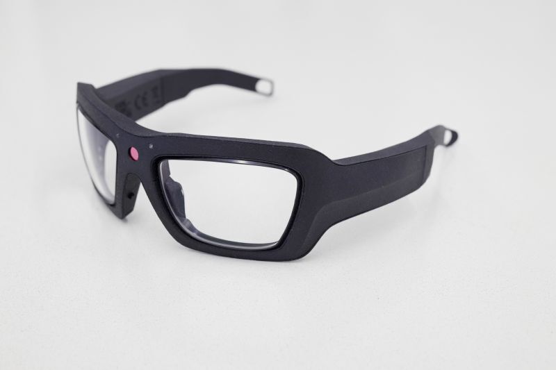 VPS 19 Smart Glasses ist eine Eye Tracking-Brille, die Mitarbeiter an unterschiedlichen Standorten nahezu so miteinander verbindet, als würden sie vor Ort und im selben Raum zusammenarbeiten. (Viewpointsystem)