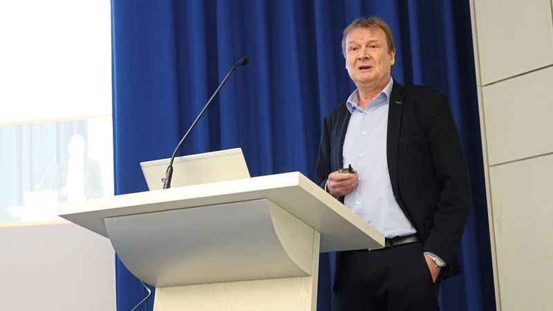 Mit Spannung erwartet wurde die neue Oldtimerstudie. Gerd Heinemann, Geschäftsführer der Beratungsgesellschaft BBE Automotive, stellte die Marktstudie „Wirtschaftsfaktor Young- und Oldtimer 2023“ vor, die weit mehr als „nur“ KBA-Zahlen bietet. (Bild: Dominsky –  »kfz-betrieb«)