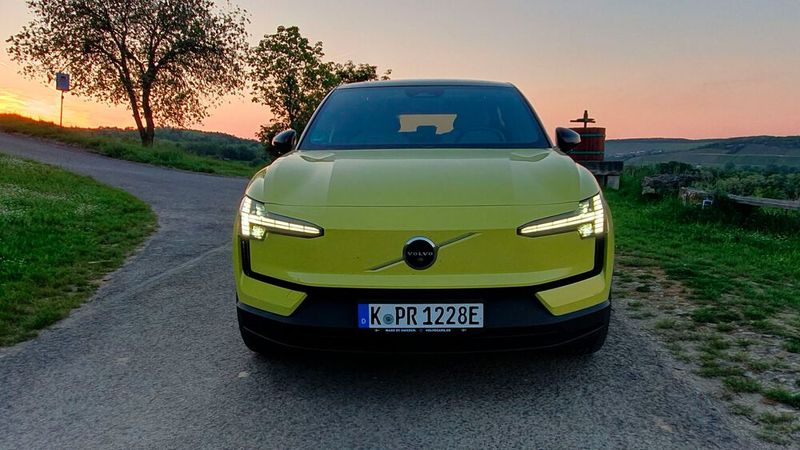 Eines der auffälligsten Designmerkmale ist die geschlossene Fahrzeugfront mit den markanten LED-Leuchten. (Bild: Mauritz – VCG)