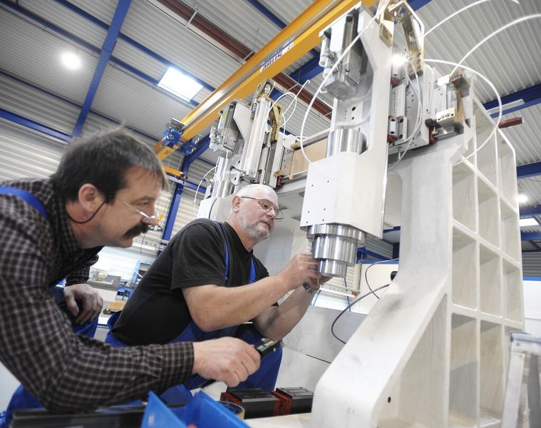 Gemag-Mitarbeiter bei der Anlagenmontage. (Bild: Gemag)