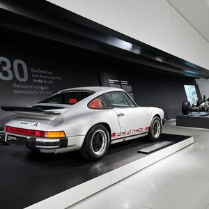 Ein Unikat ist dieser erste 911 Turbo, den Louise Piëch, die Tochter Ferdinand Porsches, zu ihrem 70. Geburtstag am 29. August 1974 erhielt. Der Sportwagen unterscheidet sich auf den ersten Blick von jenen 911 Turbo, die Porsche ab dem Frühjahr 1975 anbietet. Die schmale Karosserie ohne die Turbo-typischen Verbreiterungen stammt vom 911 Carrera. (Bild:  Porsche)