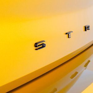 Modisch: Der Astra-Schriftzug prangt auf der Heckklappe.(Bild:  Opel)