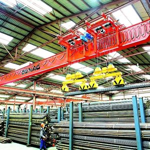 Krane bieten als flurfreie Fördermittel den systembedingten Nutzen, keinen Bodenraum für Transportfunktionen zu verschenken; ein Vorteil, der sich bei großen und sperrigen Gütern noch verstärkt. Bild: Demag Cranes & Components