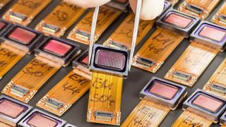 Die Facetvision-Kamera lässt sich industriell in der Massenproduktion herstellen. Das haben Fraunhofer-Forscher in Testläufen gezeigt. (Fraunhofer IOF)