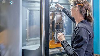 Für den Mittelständler ist die Kombination aus Bedienerfreundlichkeit und Alltagstauglichkeit der Bearbeitungszentren entscheidend. (Hurco)