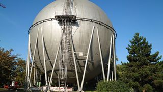Mit einem Durchmesser von 27 Metern zählt der 1972 erbaute oberirdische Erdgas-Kugelspeicher des Heizkraftwerks Mitte in Braunschweig zu den größten Anlagen seiner Art in Deutschland.  (TÜV Thüringen)