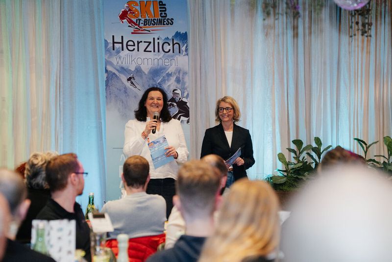 Lilli Kos (l.) und Stephanie Steen von der IT-BUSINESS begrüßten die Gäste. (Bild: Manuel Emme Fotografie)