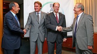 Antonis Fotopoulos, Vorstandsvorsitzender der Dr. Delis, Norbert Schmidt-Gollas, Geschäftsführer der Bayer Hellas, Dr. Joachim Dohm, Leiter BaySystems Integration in der Business Unit Polyurethanes von Bayer MaterialScience und Konstantin Marinos, Geschäftsführer der Dr. Delis (v.l.n.r.) nach Unterzeichnung des Vorvertrags. (Archiv: Vogel Business Media)