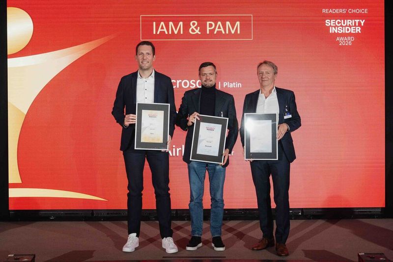 In der dritten Kategorie „IAM & PAM“ staubt Airlock Silber ab, Gold gewinnt Okta und Platin geht an Microsoft. Auf der Bühne sehen Sie von links nach rechts Felix Kugler (Okta), Dmitry Pakhomov (Microsoft) und Gernot Bekk-Huber (Airlock). (Bild: Manuel Emme Fotografie)