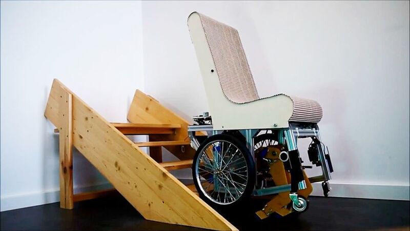 Ein Demonstrator-Modell des Assist Mobil während des Treppensteigens; die Beine befinden sich unterhalb des Rollstuhls und schieben ihn von Stufe zu Stufe. (Steinbeis-Transferzentrum)