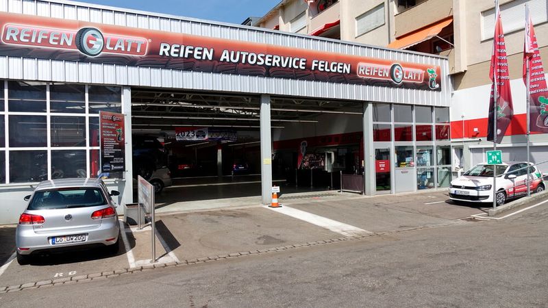 Der südlichste Punkt der Rundreise lag bei Reifen Glatt in Lörrach, direkt an der Landesgrenze zur Schweiz. Wie der Name verrät, hat der Betrieb einen aus der Historie bedingten Fokus auf Pneus. Das Unternehmen Reifen Glatt gibt es bereits seit 1934.  (Bild: Schreiner – VCG)