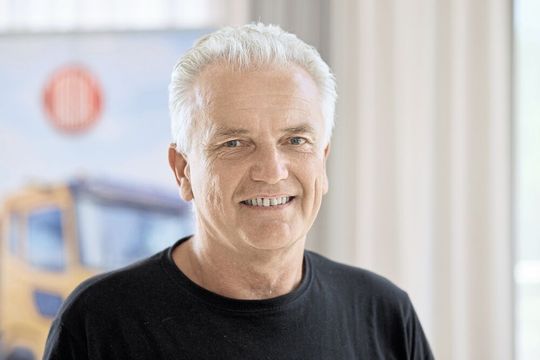 Dušan Kelnar, Technologe bei Tatra Trucks: «Ausserdem schruppen wir auf der ‹Heckert HEC 800› die Motorgehäuseflächen und setzen Bohrungen, die nicht in der Linie bearbeitet werden können.»(Bild:  Starrag / Ralf Baumgarten)