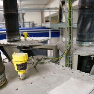 Weil die Produktion von Kunststofffolien gleichbleibende Prozessbedingungen erfordert, melden am Schüttgutbehälter die Grenzschalter Vegavib 63 den minimalen oder maximalen Grenzstand. Mit ihrer kompakten Stabbauform bleibt die Messung auch bei kleinen Schüttdichten und wechselnden Medien zuverlässig.(Bild:  Vega)