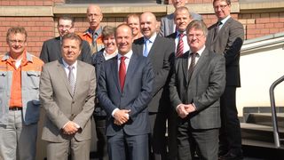 Das Projektteam für die Modernisierung der Sekundärmetallurgie bei den Deutschen Edelstahlwerken mit Vertretern von Inteco.  (Bild: Deutsche Edelstahlwerke)