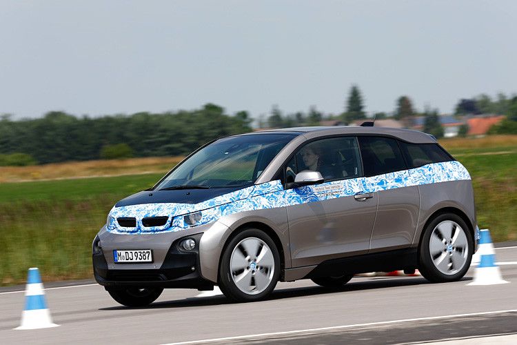 Auf dem abgesteckten Parcours des Fahrsicherheitszentrums in Maisach ist ein Slalom aufgestellt, präzise lässt sich der Kleine um die Pylonen jagen, keine einzige fällt. (Foto: BMW)