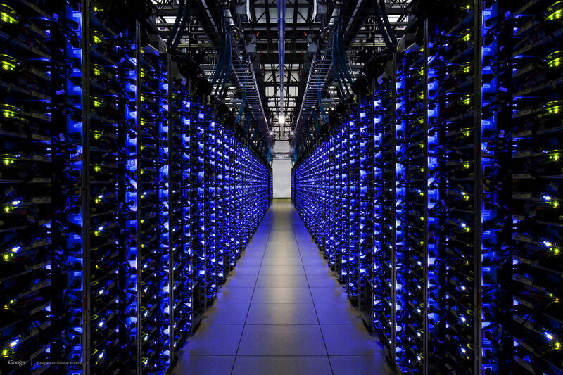 Google Datacenter: Blaue Stunde im Rechenzentrum (Bild: Google)