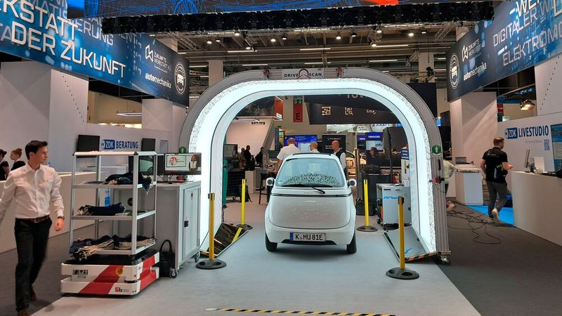 Lackschäden digital erkennen: Das kann der Fahrzeugscanner, den Besucher am Gemeinschaftstand des ZDK, besichtigen konnten. (Bild: Doris S. Pfaff - VCG)