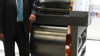 Matthias Kleinhans, Geschäftsleitung Sandvik Process Systems, stellt mit dem G4 eine Rotoform-Maschine vor, die mehr Anlagenverfügbarkeit und Sicherheit verspricht. (Bild: Wühr )