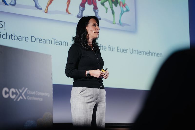 Cornelia Heyde von Microsoft sprach über die Rolle von KI-Agents in modernen Arbeitsumgebungen. (Bild: Manuel Emme Fotografie)