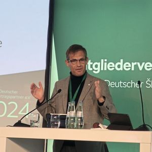 Auch ZDK-Hauptgeschäftsführer Kurt-Christian Scheel war zu einem Gastvortrag vorbeigekommen, um über die Lage der Autobranche und die Notwendigkeit der Einigkeit im Verband zu reden.(Bild:  Grimm – VCG)