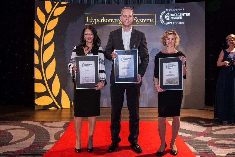 Die Gewinner in der Kategorie Hyperkonvergente Systeme: Auf der Bühne für Nutanix (Silber) Gabi Schauer, für Cisco (Gold) Sarah-Jane Wiegel und für Fujitsu (Platin) Andreas Schnedler (Bild: artful rooms / VIT)