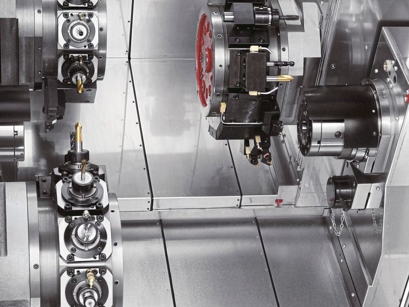 Die ABX-THY3 ist eine Multitasking-Drehmaschine mit insgesamt zwölf Achsen und drei Revolvern für 36 angetriebene Werkzeuge. Dank dreier Y-Achsen lassen sich mehrere Bearbeitungsoperationen gleichzeitig in einem Arbeitsgang simultan erledigen und so komplexe Werkstücke in einer Aufspannung mit hoher Präzision bearbeiten. (Bild: Citizen Machinery Europe GmbH)