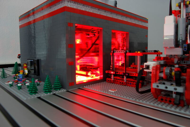 Um die Streustrahlung zu filtern, wird ein spezielles Laserschutzglas eingesetzt. (Lego Mindstorms)